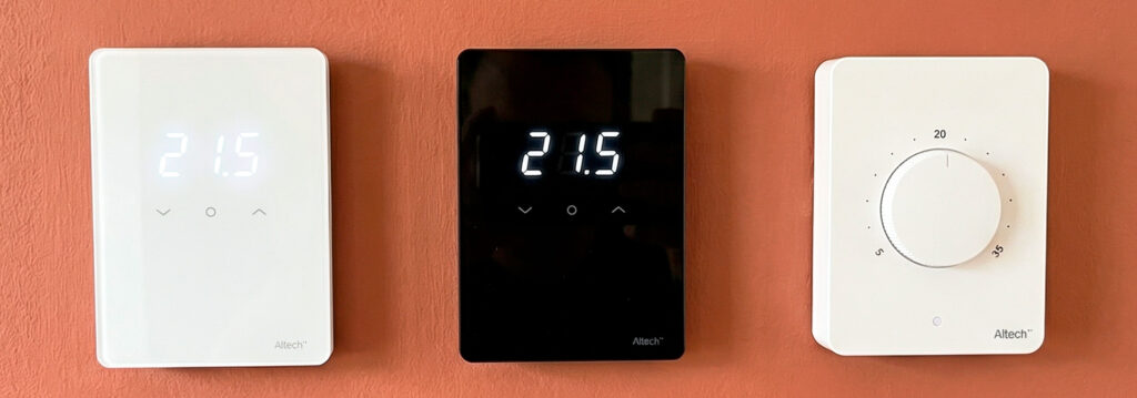 3 altech termostater. Venstre hvid digital. midten sort digital. højre hvid analog.